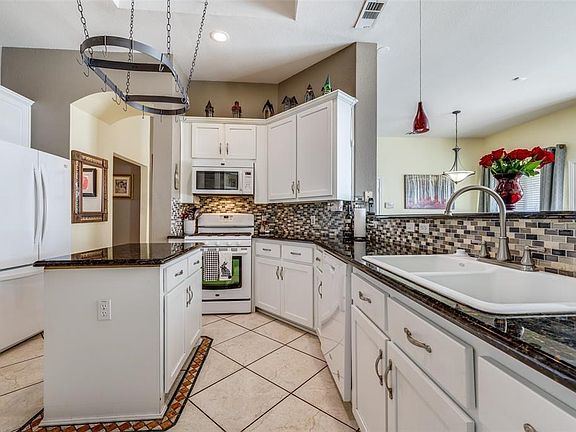 5th image of 2724 Summertree Dr
