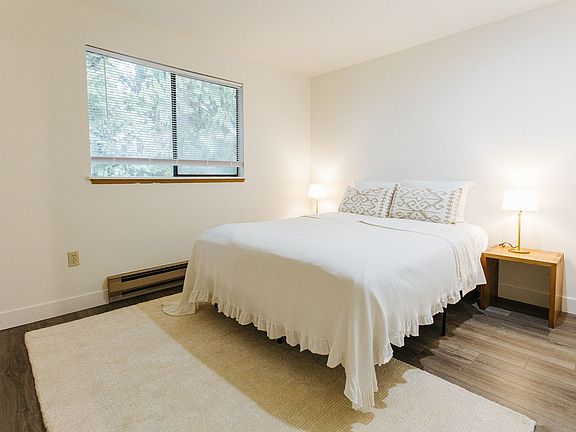 3rd image of 19921 19th Ave NE APT 404
