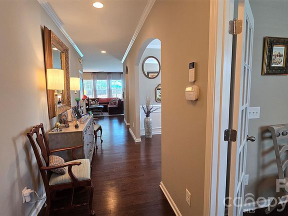 3rd image of 1005 Wainscott Dr