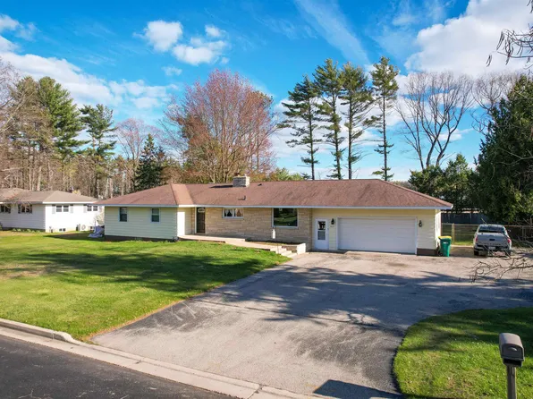 929 Edgewood Cir, Marinette, WI 54143