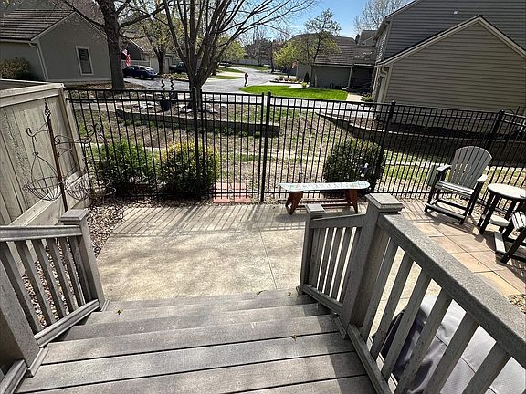 5th image of 98 SW Pepper Tree Ln