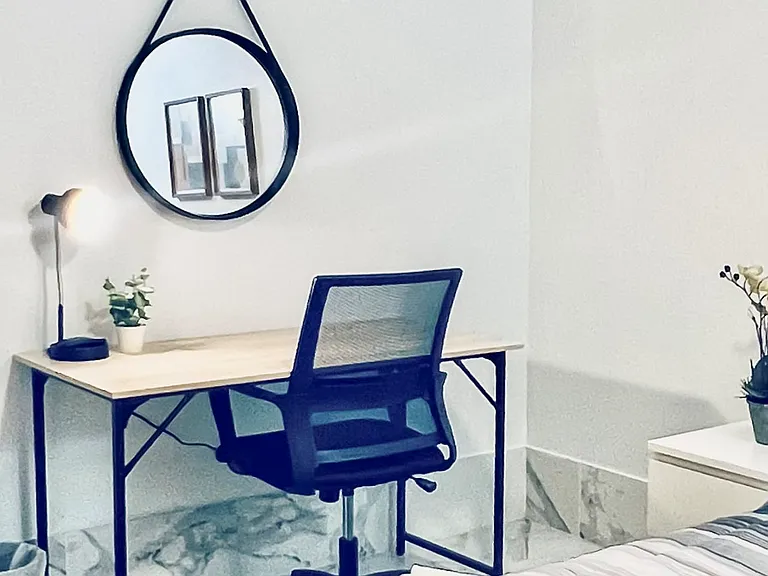 [RM3] Nice cool, clean ambiance. Very close to the hallway bathroom.