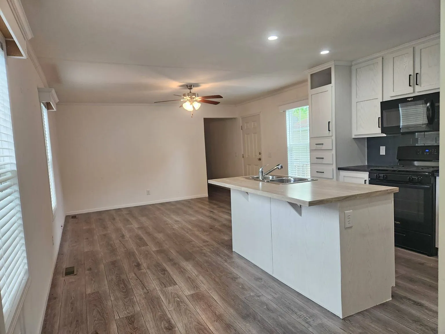 3 bed, 2.0 bath, 910 sqft, $1,200 — Photo 3