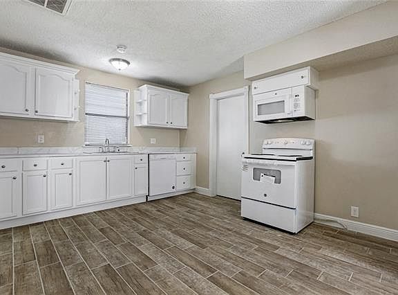 4th image of 14854 Hayne Blvd