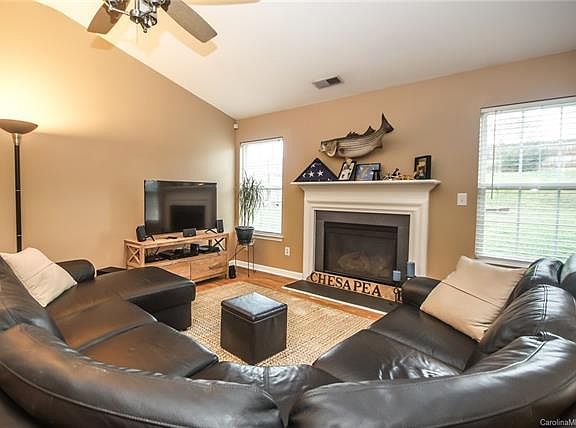 4th image of 215 Gumtree Dr