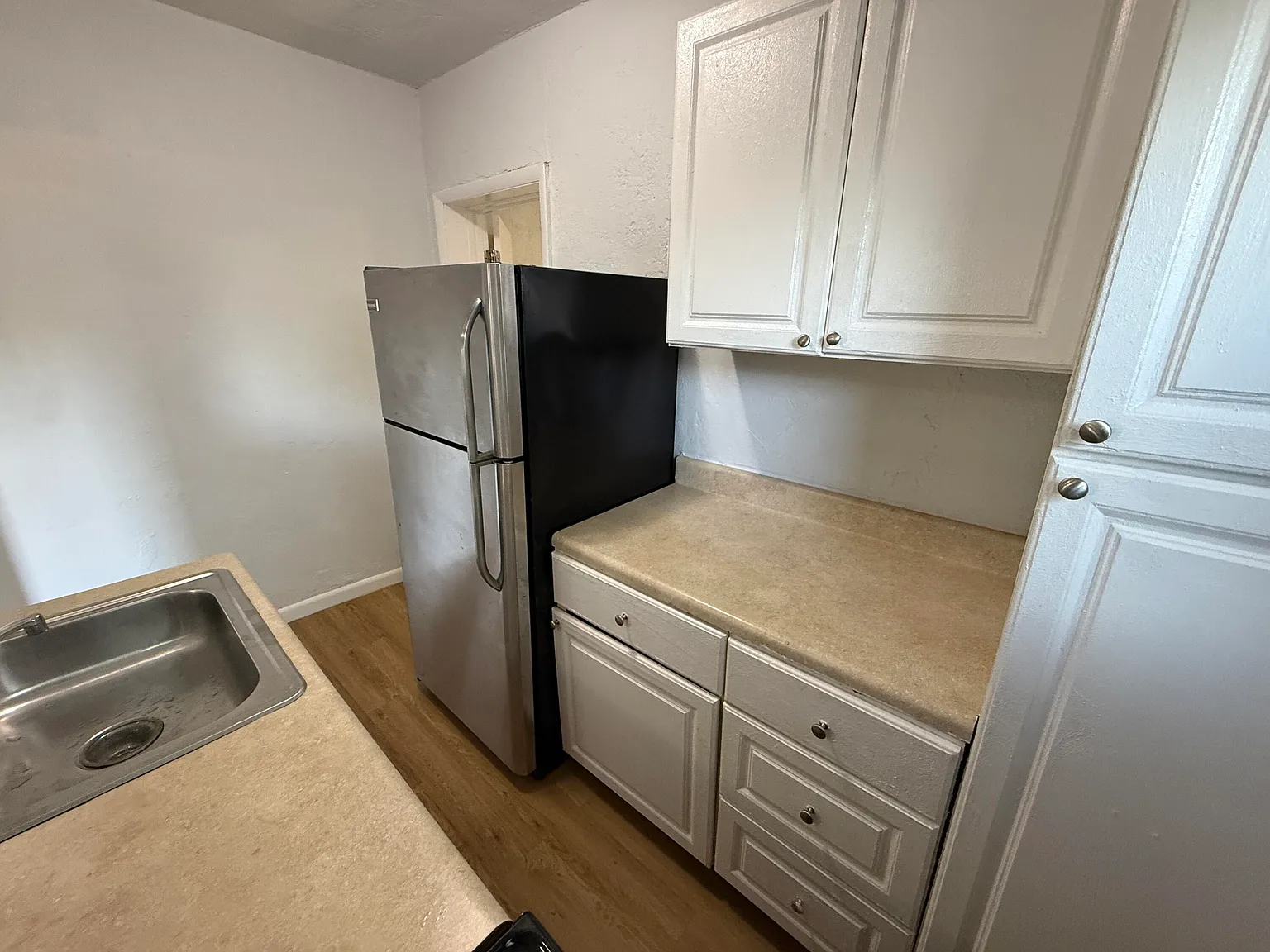 3 bed, 1.0 bath, 969 sqft, $1,849 — Photo 3