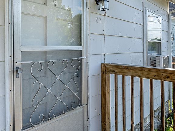 3rd image of 525 Maple St