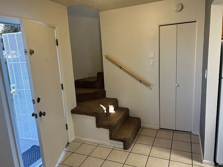 2 Bedroom Town Apartment with Washer / Dryer in Unit & Private Yard — Photo 10
