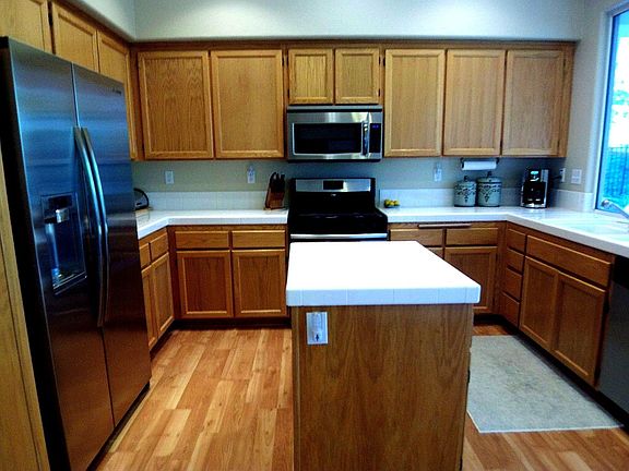 Cook's kitchen with island & stainless appliances