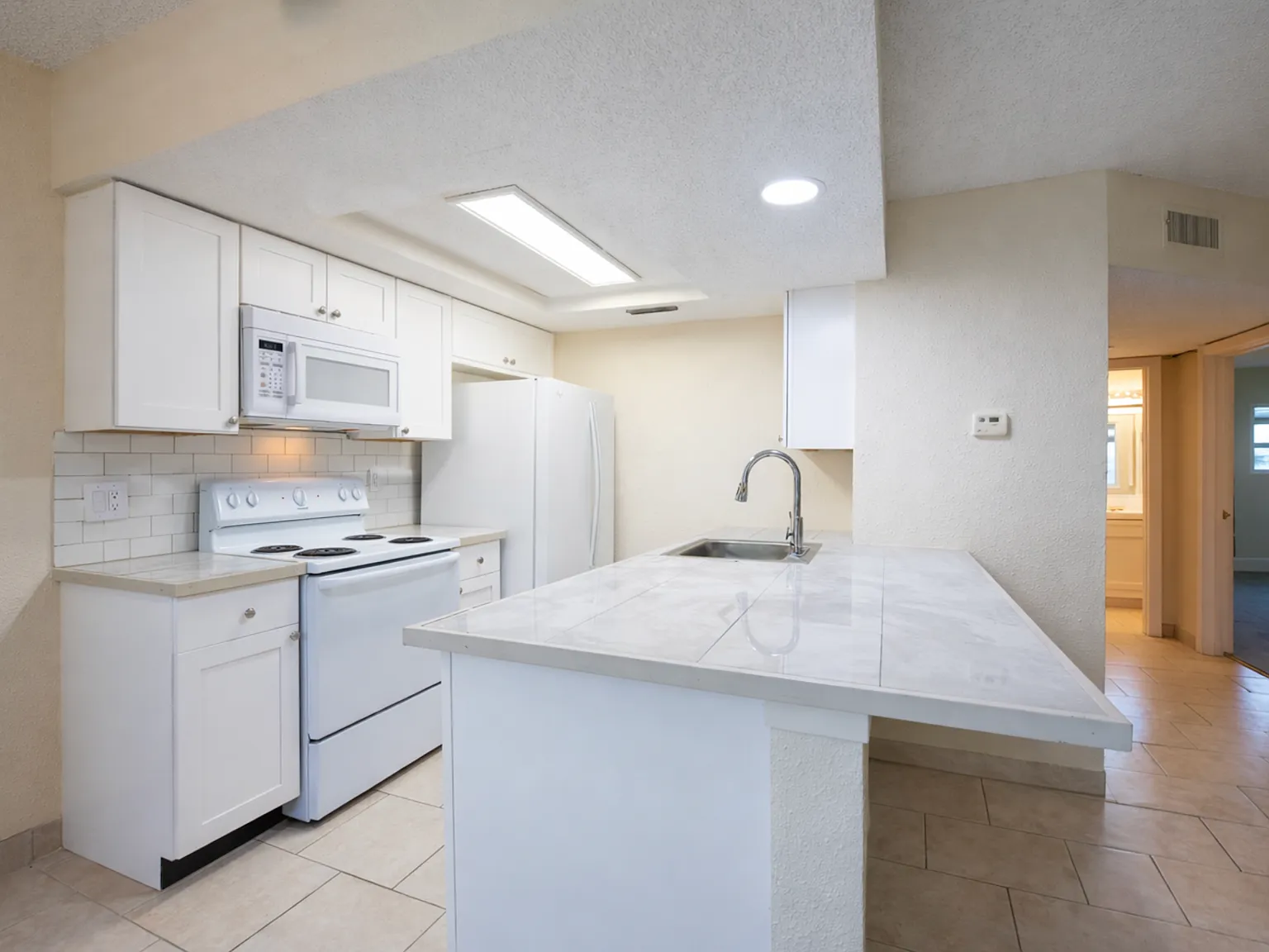 Lakeshore Apartments — Photo 4