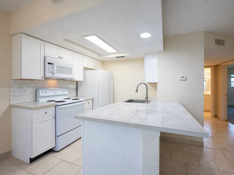 Lakeshore Apartments — Photo 4