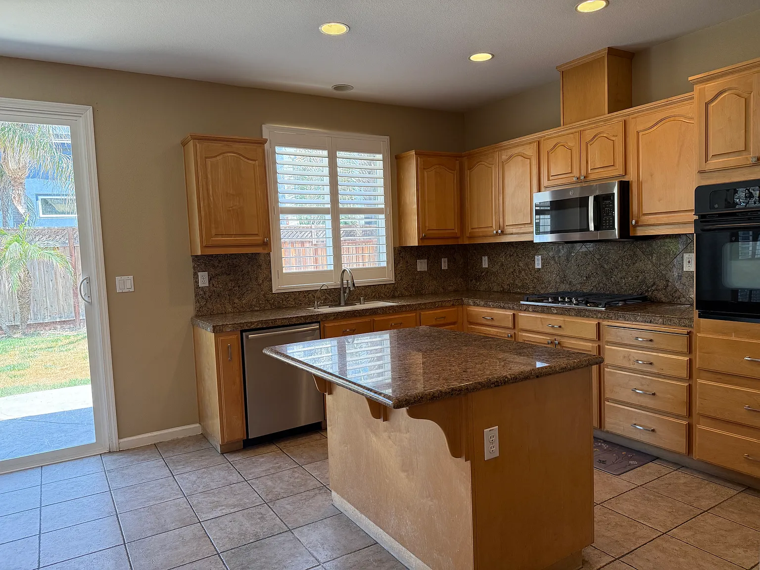 3 bed, 2484 sqft, $3,500 — Photo 4