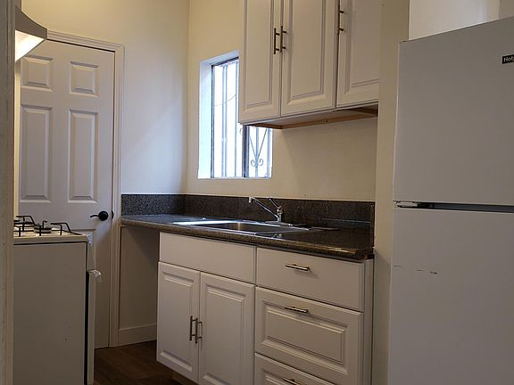 2nd image of 4323 Woodlawn Ave