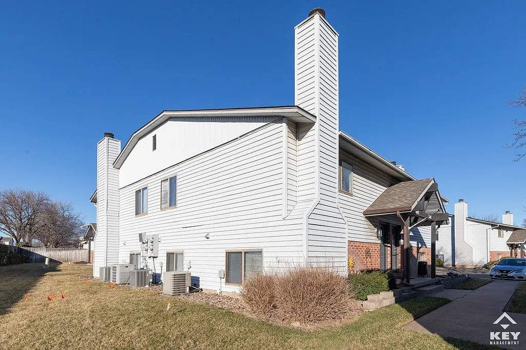 2 bed, 1.5 bath, 990 sqft, $1,100 — Photo 1