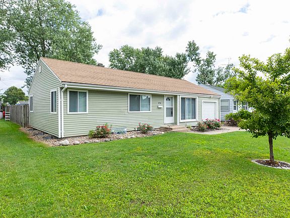 3rd image of 834 Sylvan Ln