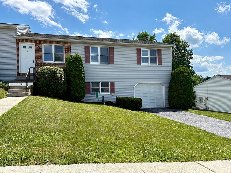 10 Mary Dr — Photo 2