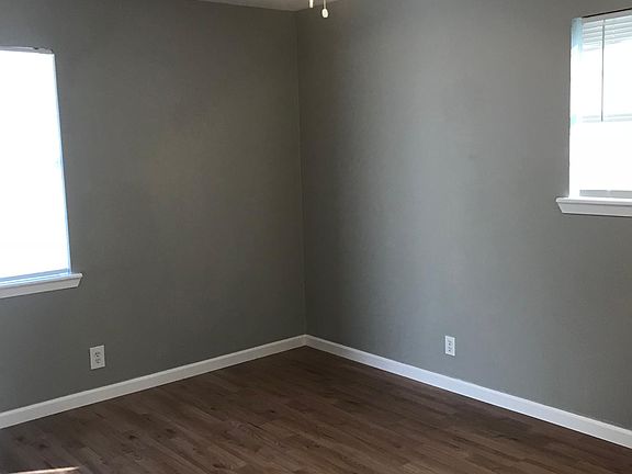 3rd image of 505 E Lavender Ln