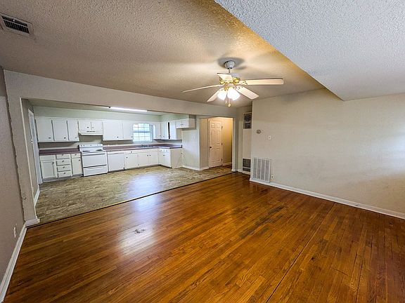 4th image of 306 Bridal Wreath Ave