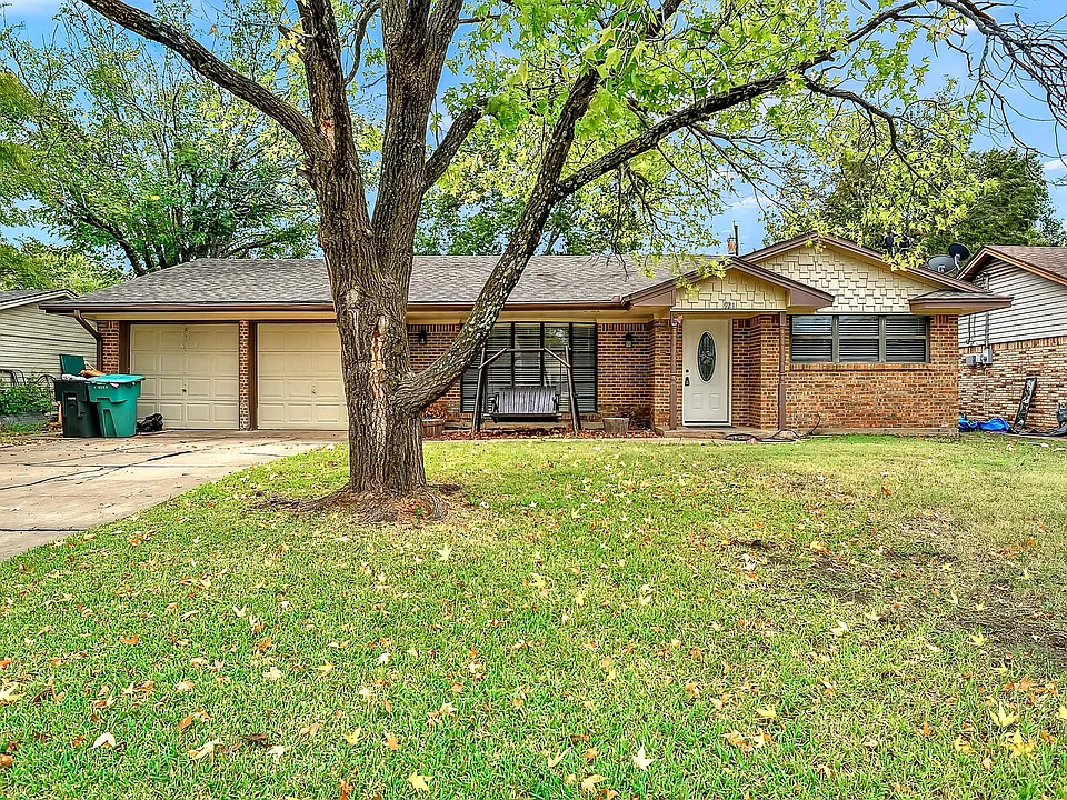 921 Holiday Dr
