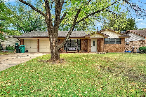 921 Holiday Dr Photo 1
