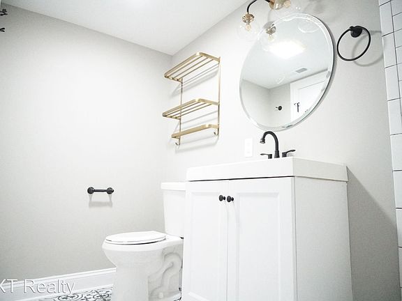 5th image of 2850 W Barry Ave #10339766