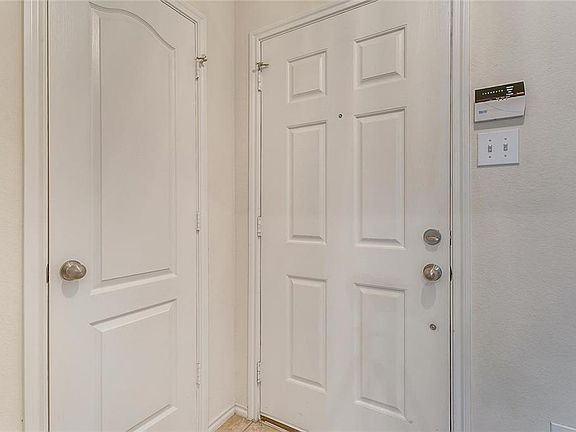 4th image of 827 Hickory St