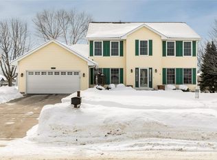 1165 Milstead Dr, Hiawatha, IA 52233