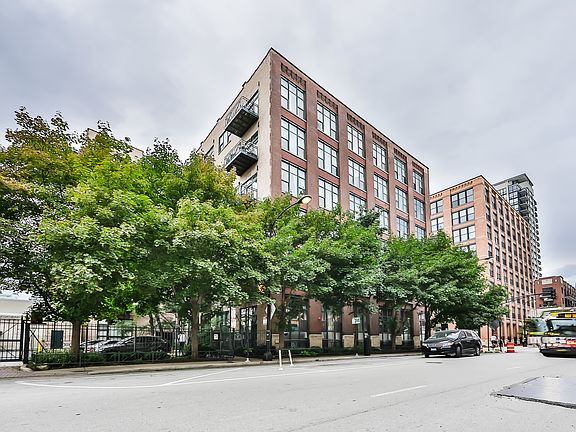 2nd image of 701 W Jackson Blvd APT 105L
