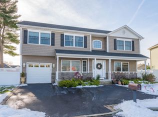 10 Heroes Ct, Bethpage, NY 11714