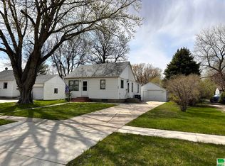 406 Delaware Ave SW, Orange City, IA 51041