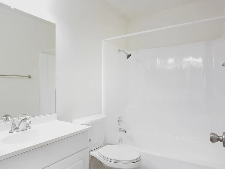 Del Ciervo Apartments — Photo 8