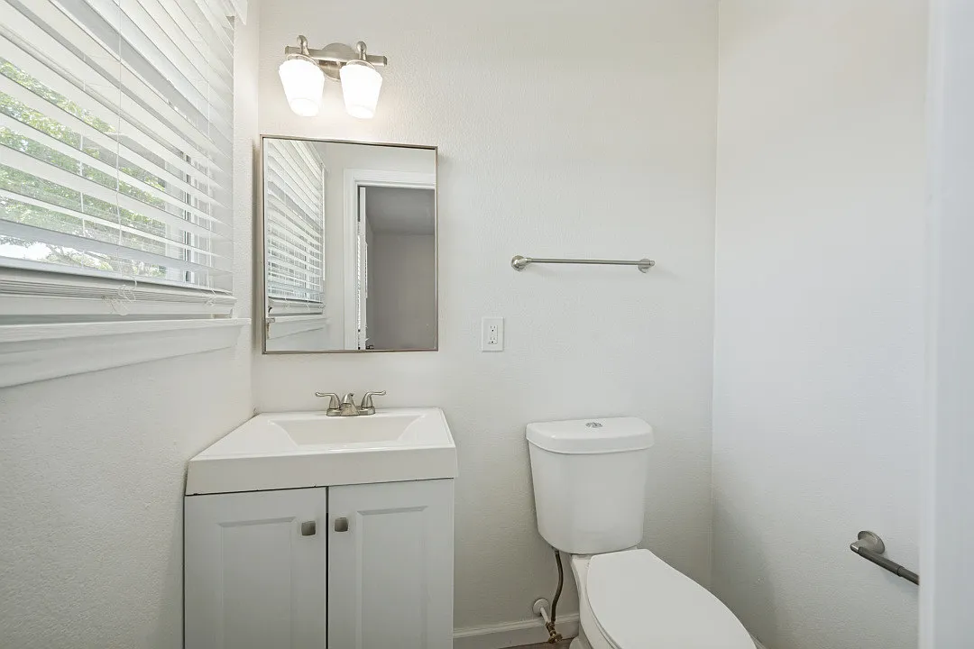 411 Hillcrest St — Photo 4