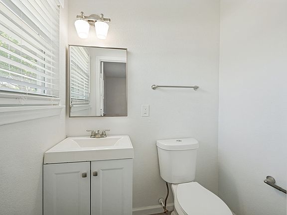 4th image of 411 Hillcrest St