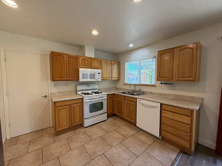 300 Amherst Pl — Photo 7