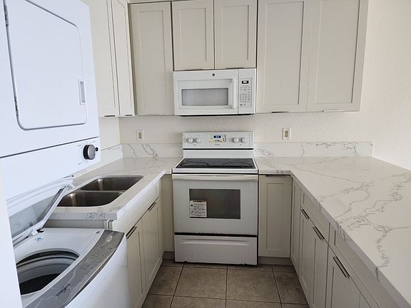 5th image of 75-6100 Alii Dr APT D22