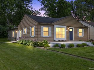 53 Gateway Dr, Waterford, MI 48328