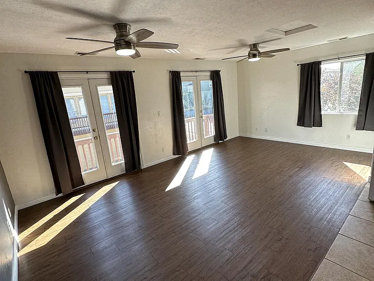 1405 E Mackenzie Dr — Photo 3