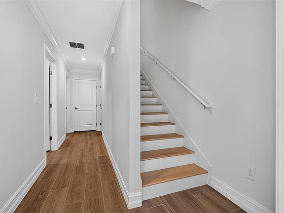 2nd image of 1439 W Chestnut St