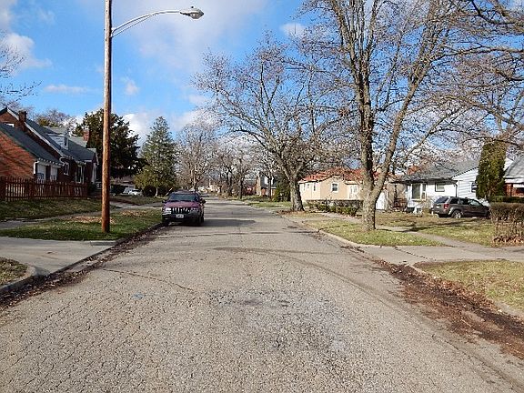 Exterior Neighborhood (street photo)
