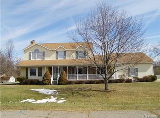 364 Pinewood Dr, Fowlerville, MI 48836