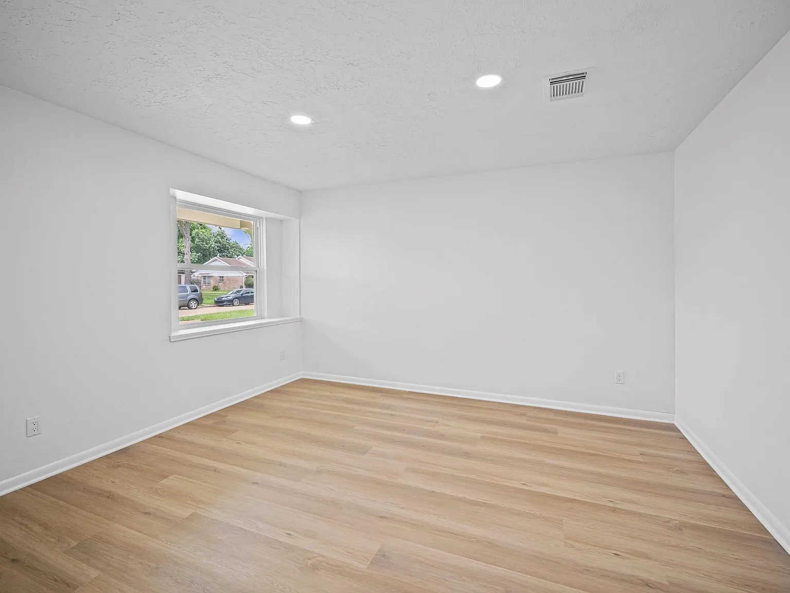 3 bed, 2.0 bath, 1827 sqft, $2,200 — Photo 4