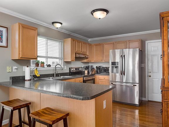 5th image of 304 Grand Oaks Ct