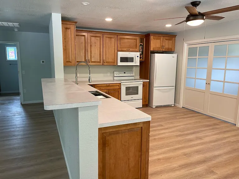 2246 Breezewood Ave — Photo 5