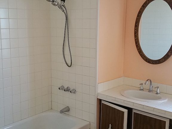 3rd image of 824 N Waldemar Ave
