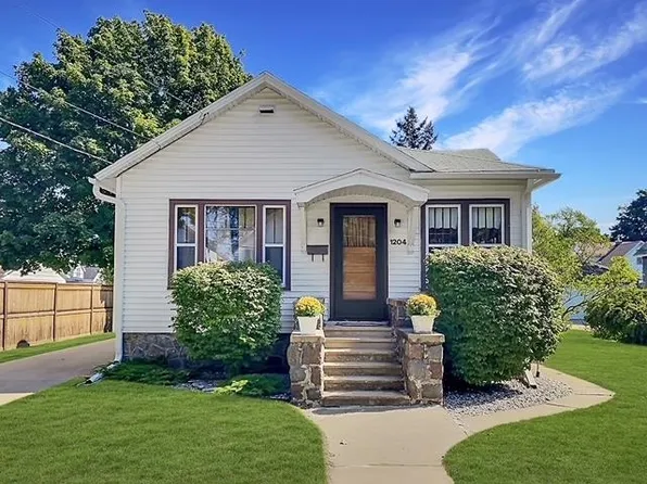 1204 15th St, Menominee, MI 49858