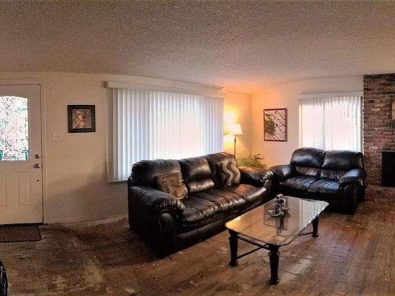 3rd image of 1022 W Avenue H8