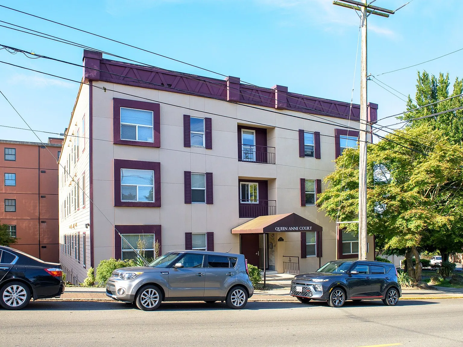 Queen Anne Court — Photo 4