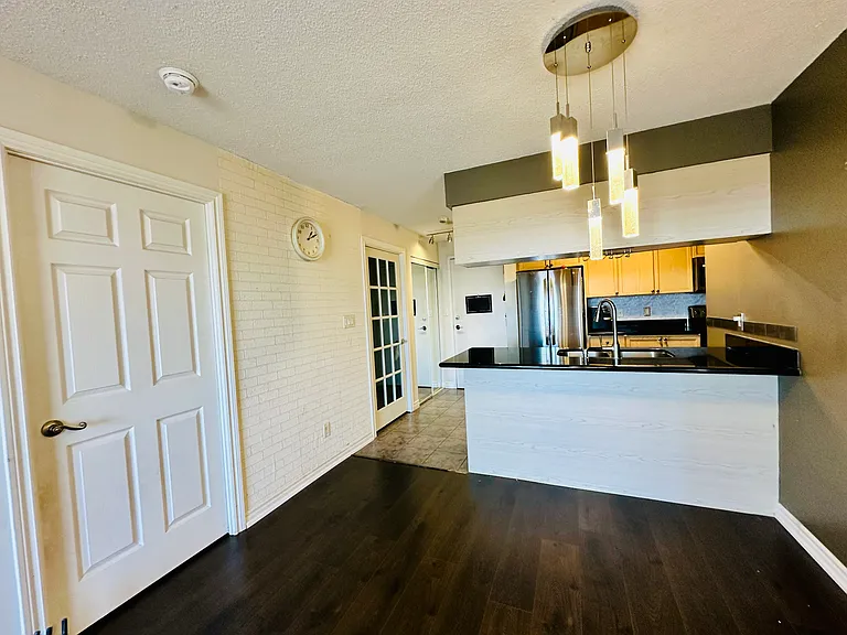 3880 Duke Of York Blvd — Photo 3