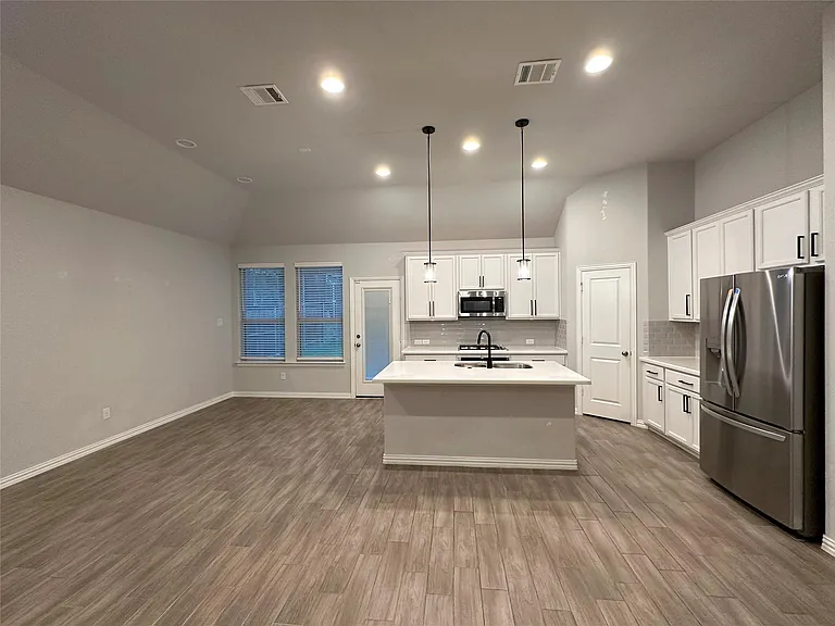 912 Monarch Ln — Photo 6