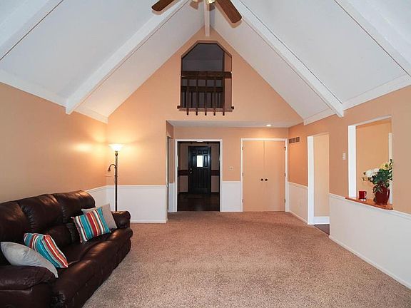 4th image of 905 NW Woodview Cir